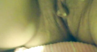 sex vn cực mạnh Curly phim sex đam mỹ Mulatto rơi vào miệng của vòi nước và hút.