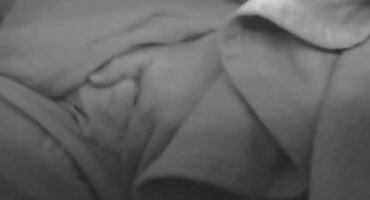 chịch cosplay Cô vuốt ve phim sex mới không che mình trong đồ lót ren.